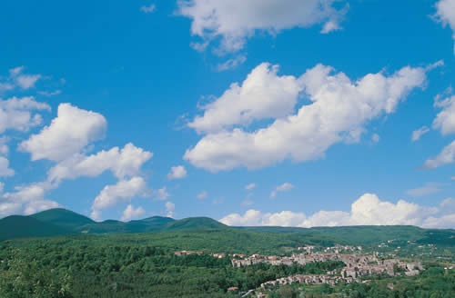 Vista di Santa Fiora dalla Valle del Fiora